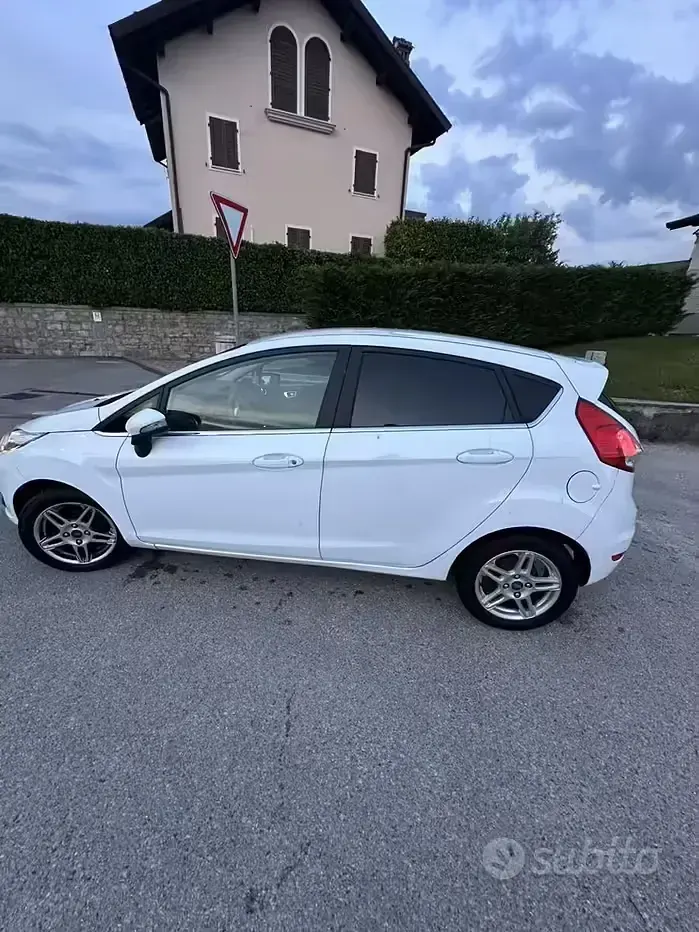 Usata Ford Fiesta 95 CV (69 kW) 2015 Bianco Utilitaria