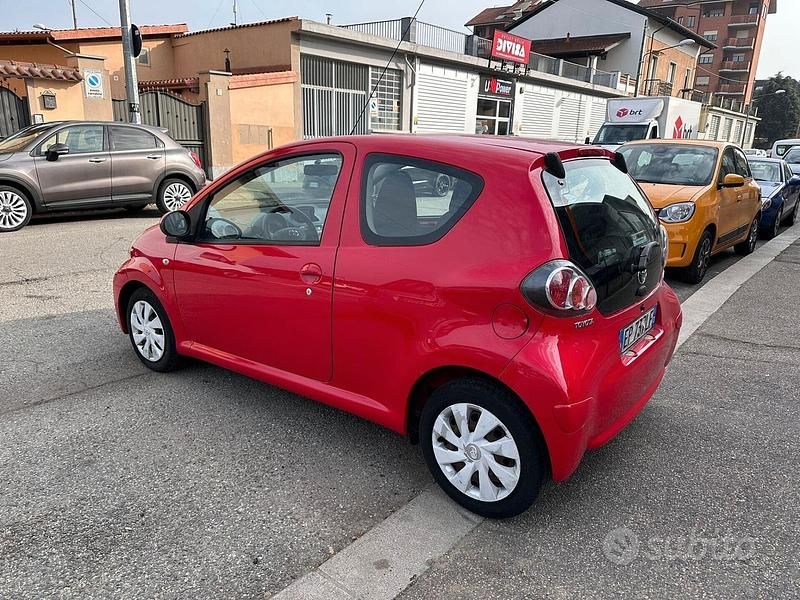 Usata Toyota Aygo 68 CV (50 kW) 2012 Rosso Utilitaria