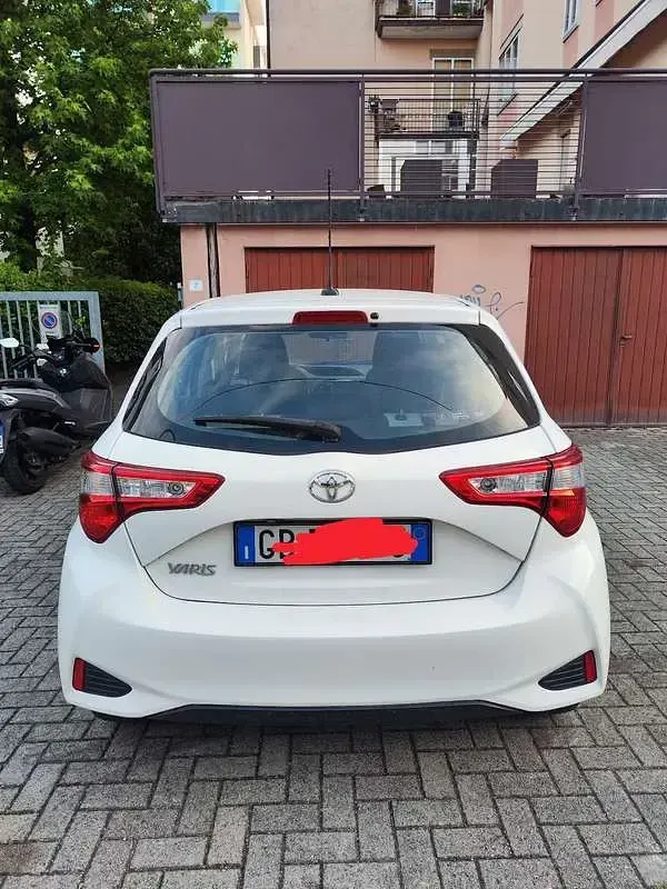 Usata Toyota Yaris Active 72 CV (52 kW) 2020 Bianco Berlina