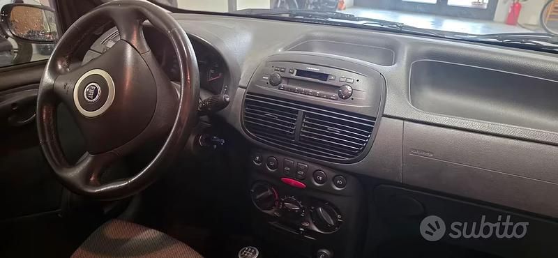 Usata Fiat Punto Dynamic 80 CV (58 kW) 2005 Utilitaria
