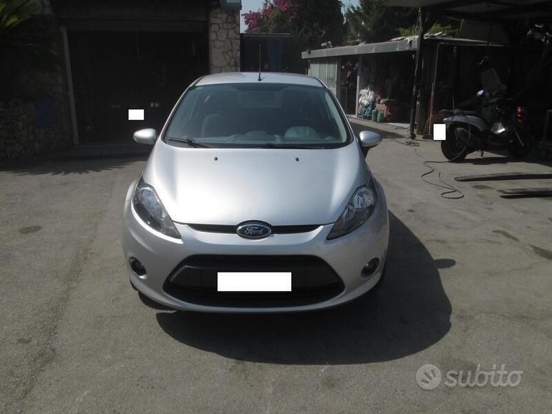 Grigio Usata 2010 Ford Fiesta Due volumi | 3699 € (Molto cara) - Immagine 1/4