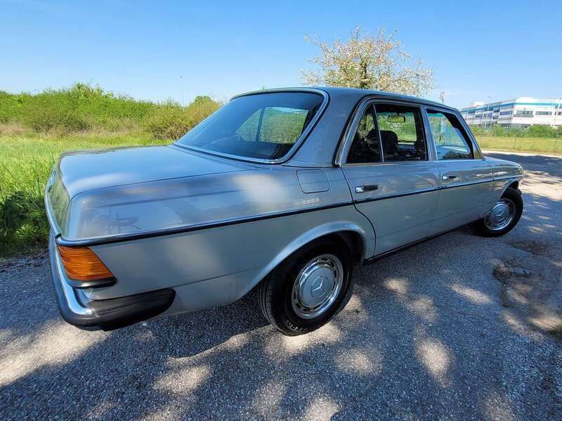 Usata Mercedes E200 109 CV (80 kW) 1983 Argento Berlina