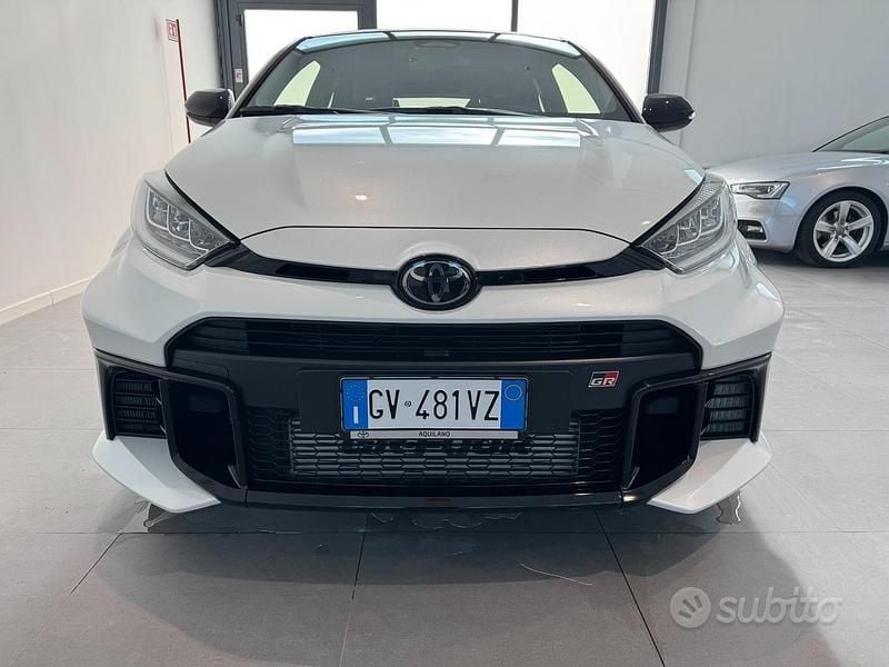 Usata Toyota Yaris 280 CV (205 kW) 2024 Bianco Utilitaria
