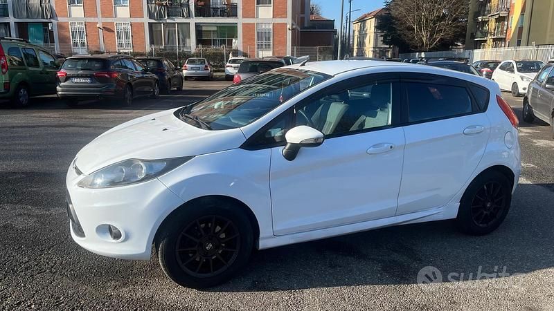 Usata Ford Fiesta Titanium 92 CV (67 kW) 2010 Bianco Berlina