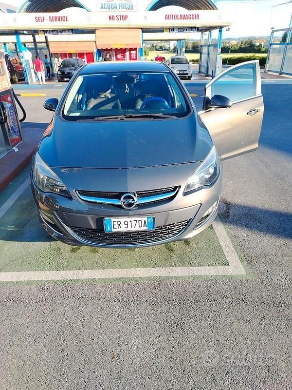 Usata Opel Astra 110 CV (80 kW) 2013 Grigio Berlina