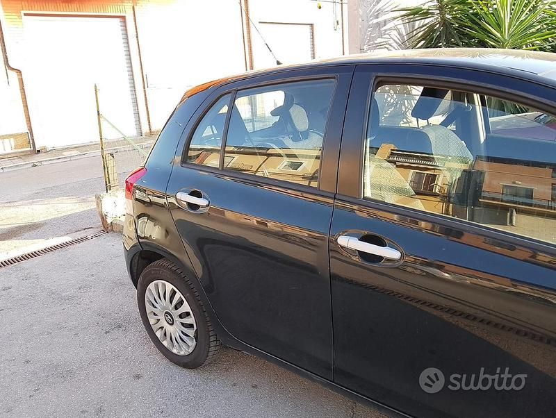 Usata Toyota Yaris Sol 69 CV (50 kW) 2011 Nero Berlina