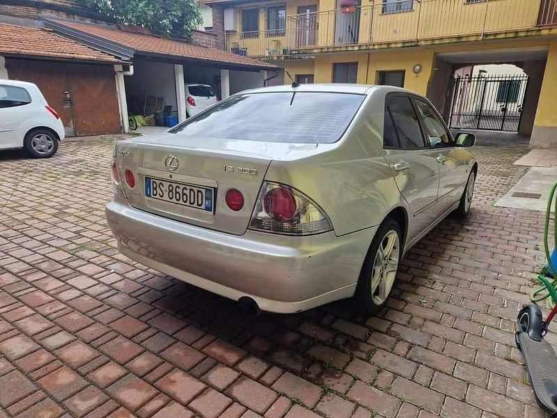 Usata Lexus IS200 155 CV (114 kW) 2001 Argento Berlina