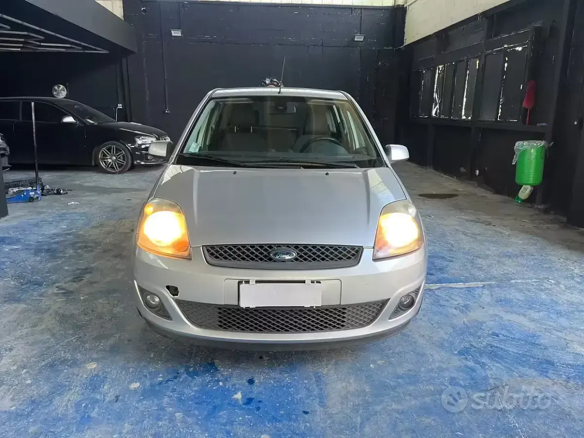 Usata Ford Fiesta Ghia 75 CV (55 kW) 2008 Grigio Utilitaria