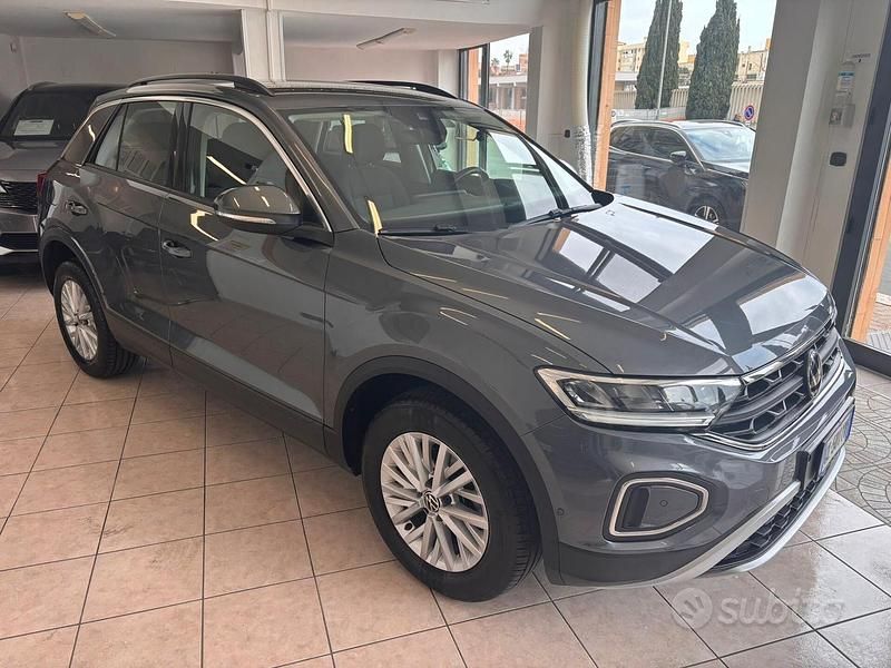 Usata VW T-Roc Life 116 CV (85 kW) 2023 Grigio SUV