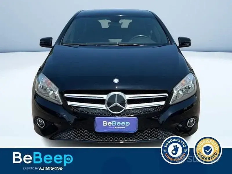Usata Mercedes A180 109 CV (80 kW) 2015 Nero pastello Utilitaria