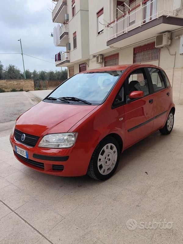 Usata Fiat Idea Emotion 70 CV (51 kW) 2005 Rosso Monovolume