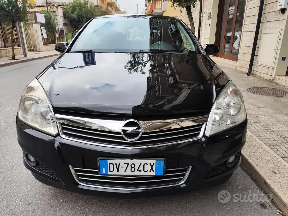 Usata Opel Astra Cosmo 110 CV (80 kW) 2009 Nero Berlina