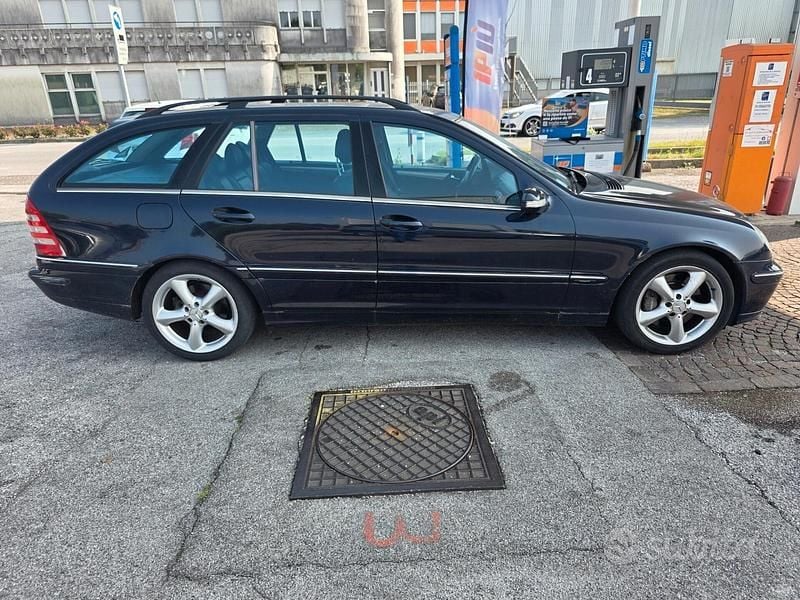 Usata Mercedes C220 Avantgarde 150 CV (110 kW) 2004 Blu Berlina