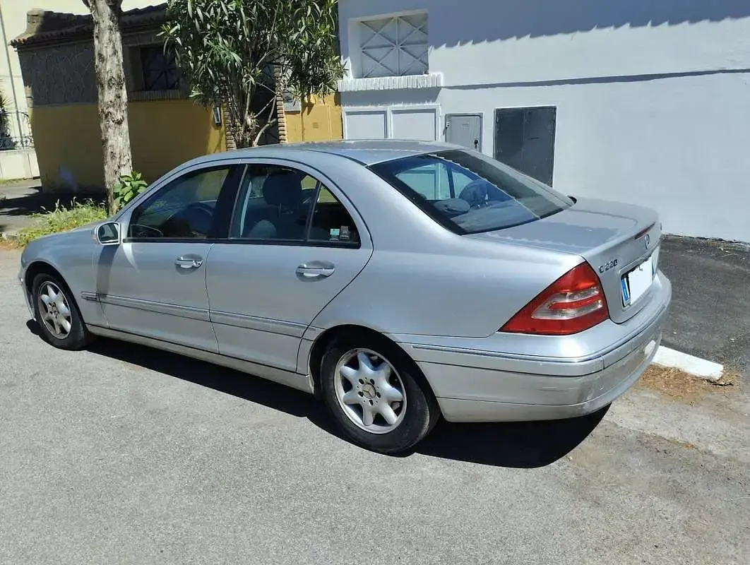 Usata Mercedes 220 Elegance 143 CV (105 kW) 2003 Berlina