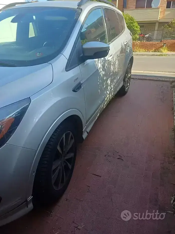 Usata Ford Kuga 120 CV (88 kW) 2017 Giallo SUV