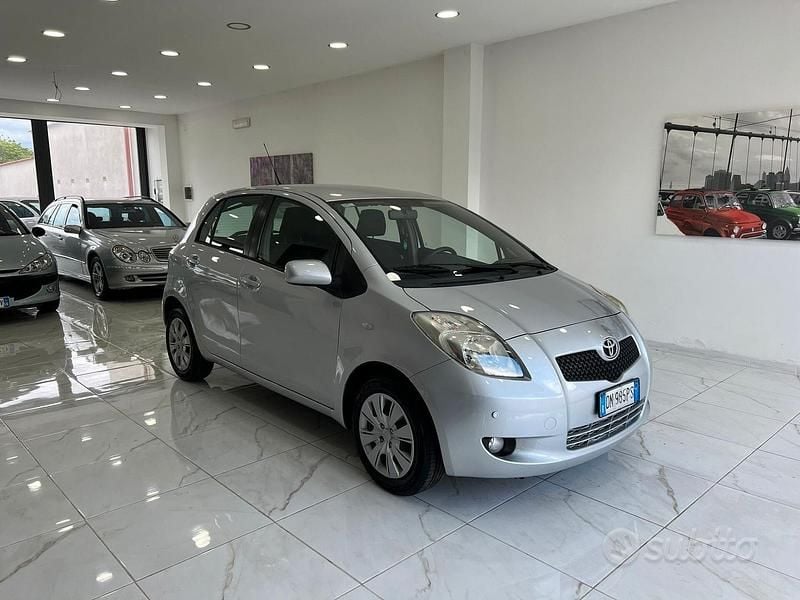 Usata Toyota Yaris Sol 69 CV (50 kW) 2008 Grigio Berlina