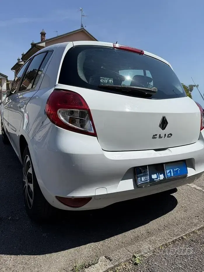 Usata Renault Clio III 75 CV (55 kW) 2012 Bianco Utilitaria
