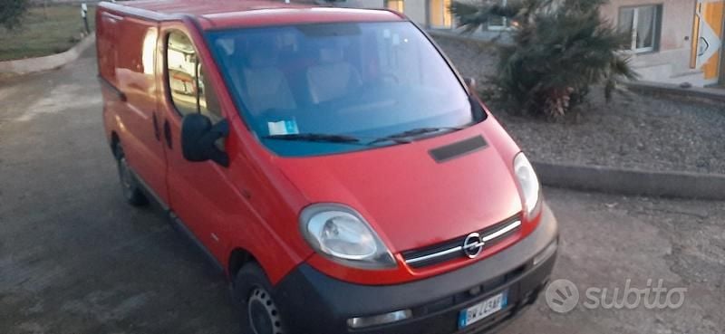 Usata Opel Vivaro 2001 Rosso Monovolume