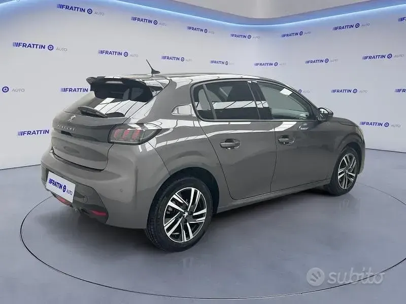 Usata Peugeot 208 Allure 101 CV (74 kW) 2023 Grigio platinium [m0vl]  meta Utilitaria
