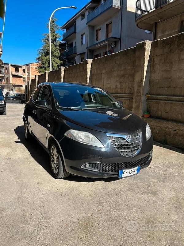 Usata Lancia Ypsilon 69 CV (50 kW) 2015 Blu Utilitaria