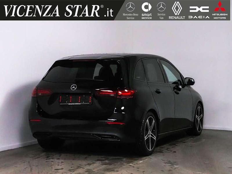Usata Mercedes B180 Advanced 136 CV (100 kW) 2024 Nero notte Monovolume