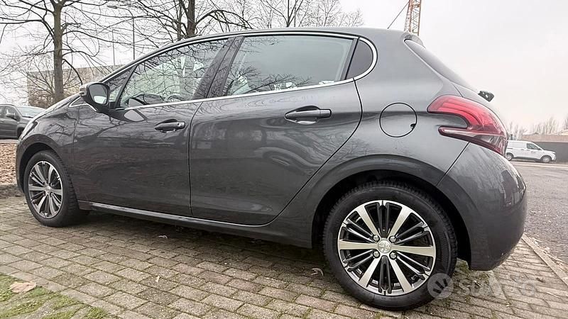 Usata Peugeot 208 Active 82 CV (60 kW) 2017 Grigio Utilitaria