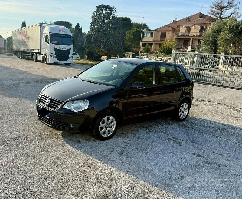 Nero Usata 2008 VW Polo Tre volumi | 2900 € (Buon prezzo) - Immagine 1/4
