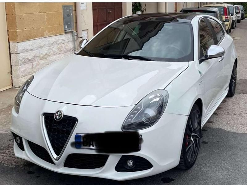Bianco Usata 2012 Alfa Romeo Giulietta Quadrifoglio Verde Due volumi | 8000 € (Super prezzo) - Immagine 1/4