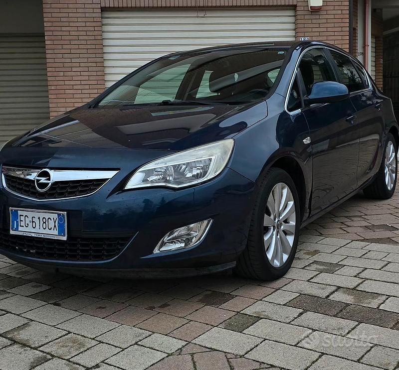 Usata Opel Astra 140 CV (102 kW) 2011 Blu Utilitaria