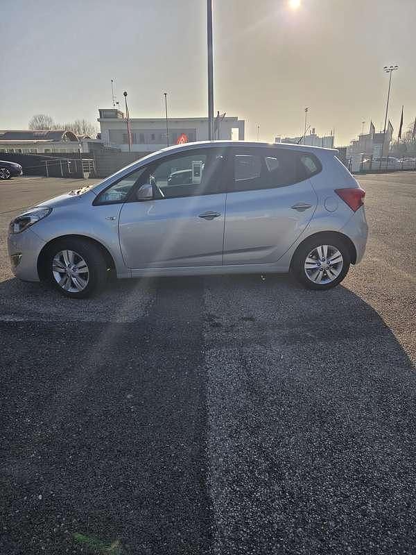 Usata Hyundai ix20 Comfort 90 CV (66 kW) 2011 Argento Utilitaria