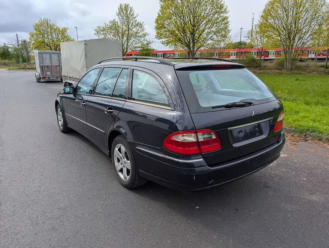Usata Mercedes E320 Classic 204 CV (150 kW) 2005 Blu/azzurro Berlina