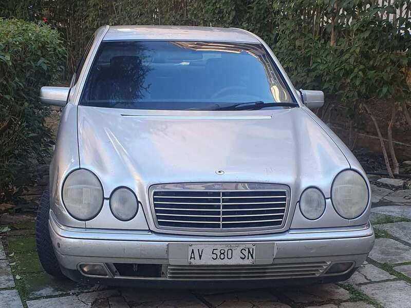 Argento Usata 1998 Mercedes E200 Elegance Tre volumi | 2000 € (Ottimo prezzo) - Immagine 1/4