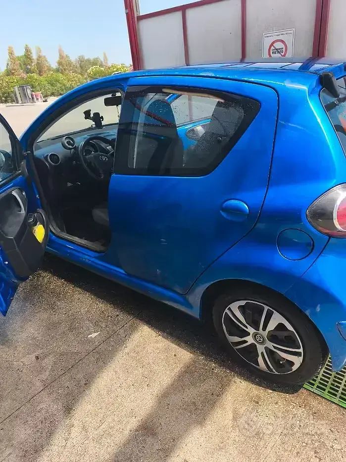 Usata Toyota Aygo 68 CV (50 kW) 2013 Bluazzurro Utilitaria