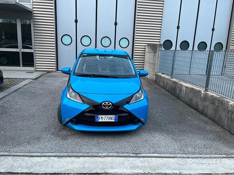Usata Toyota Aygo Cool 69 CV (50 kW) 2017 Blu Utilitaria