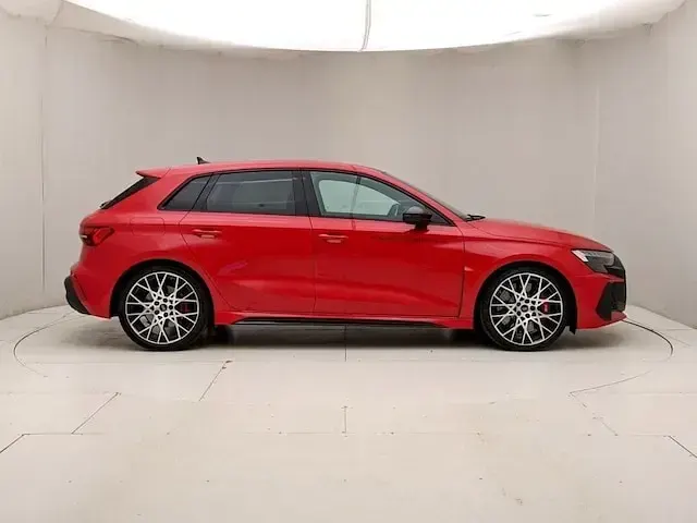 Nuova Audi RS3 Sportback Comfort 400 CV (294 kW) 2025 Rosso progressivo metallizzato Utilitaria