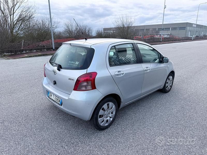 Usata Toyota Yaris 87 CV (63 kW) 2007 Grigio Utilitaria