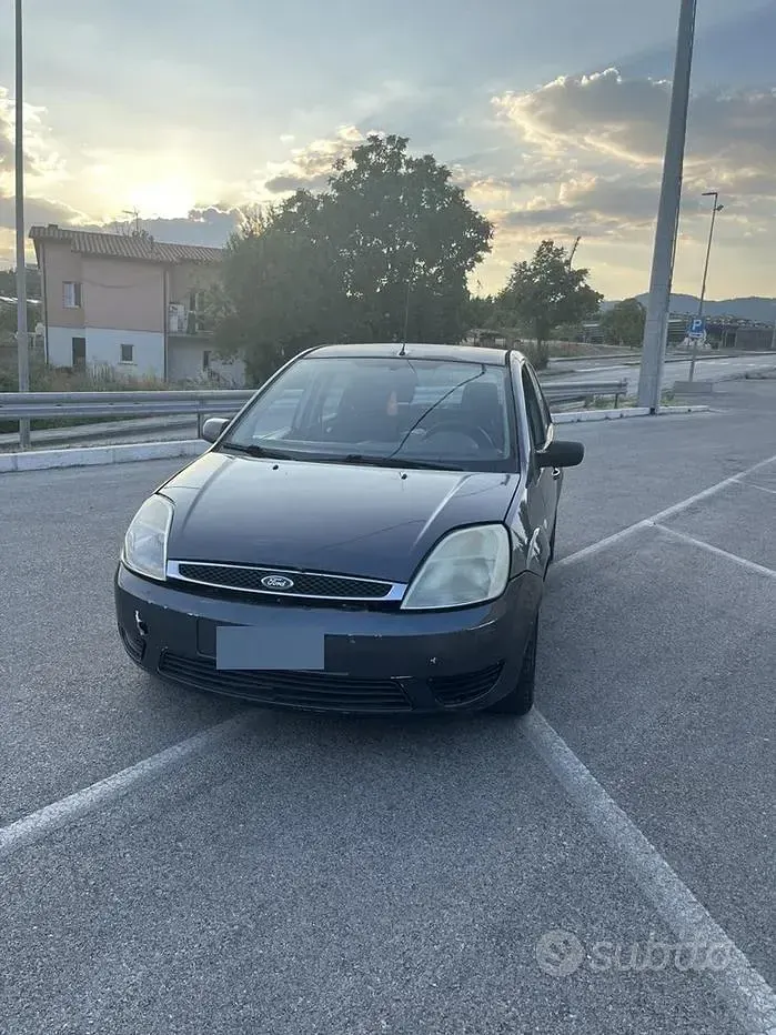 Usata Ford Fiesta 68 CV (50 kW) 2005 Grigio Utilitaria