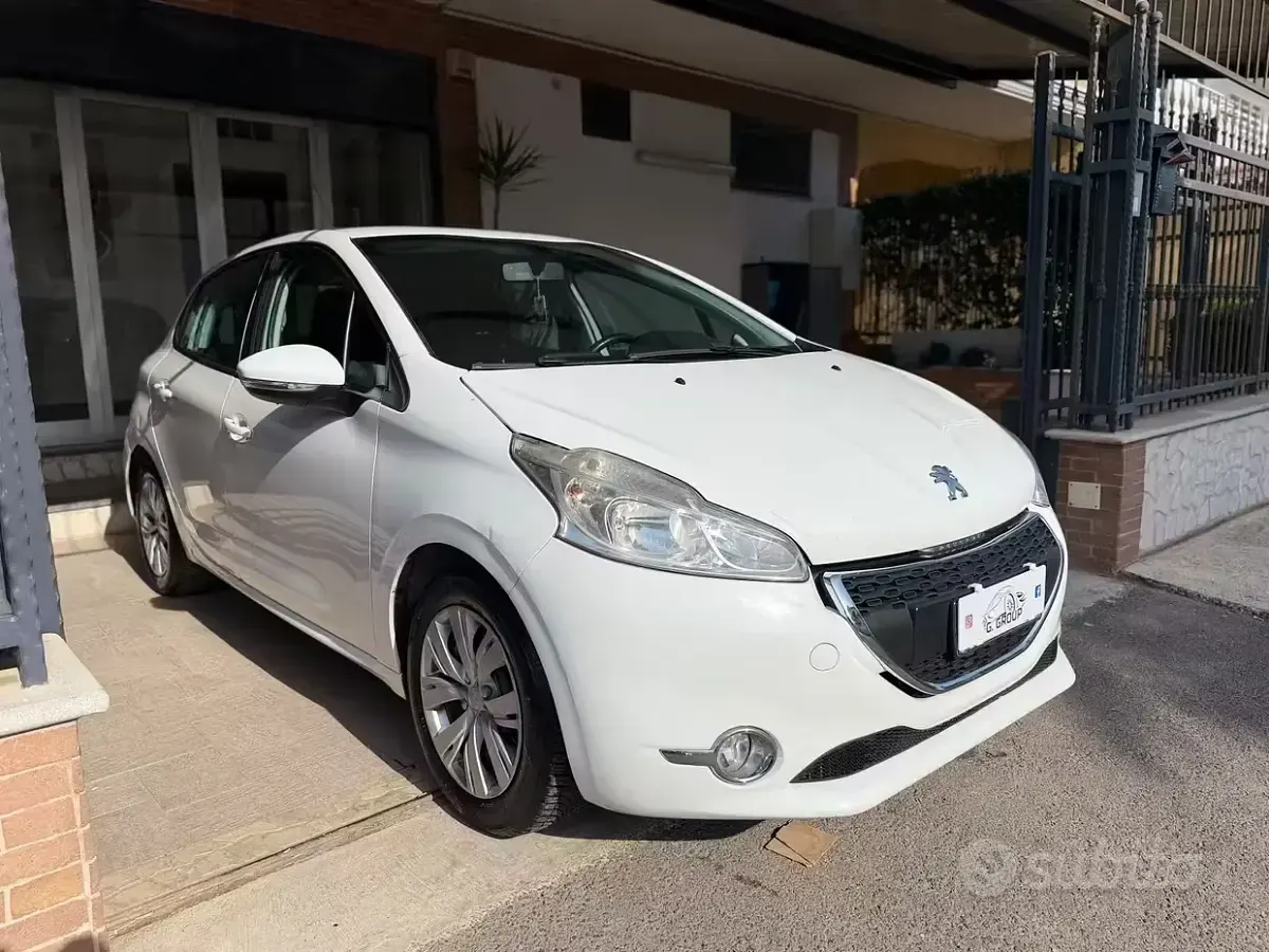 Usata Peugeot 208 68 CV (50 kW) 2014 Bianco Utilitaria