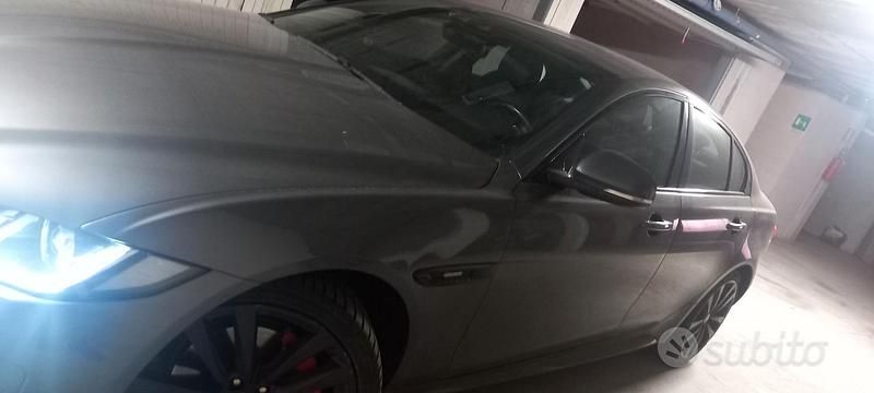 Usata Jaguar XE 180 CV (132 kW) 2019 Grigio Berlina