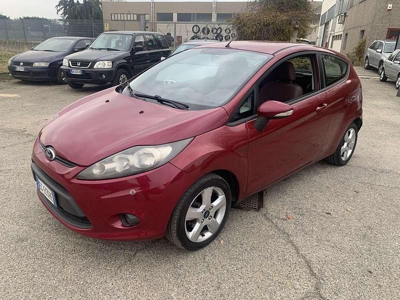 Other Usata 2011 Ford Fiesta Titanium Tre volumi | 3400 € (Buon prezzo) - Immagine 1/4