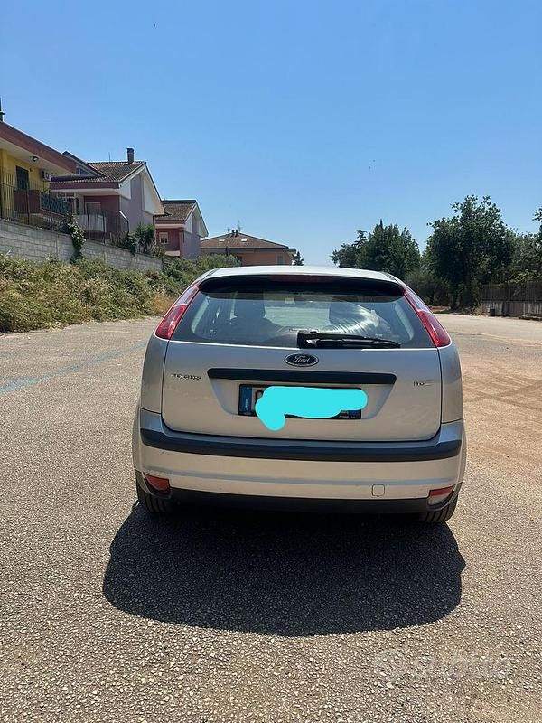 Begagnad Ford Focus 90 HK (66 kW) 2005 Grå Sedan