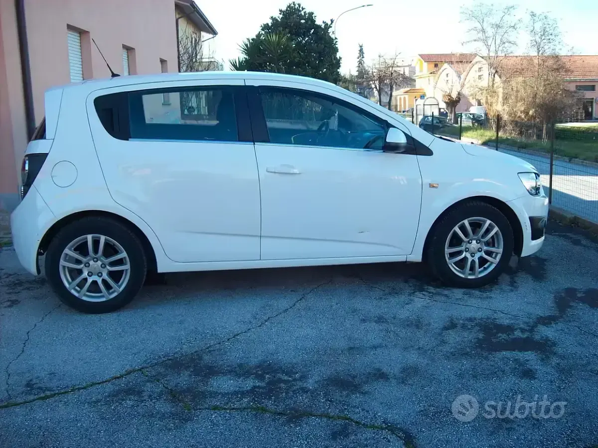 Usata Chevrolet Aveo 75 CV (55 kW) 2013 Bianco Berlina