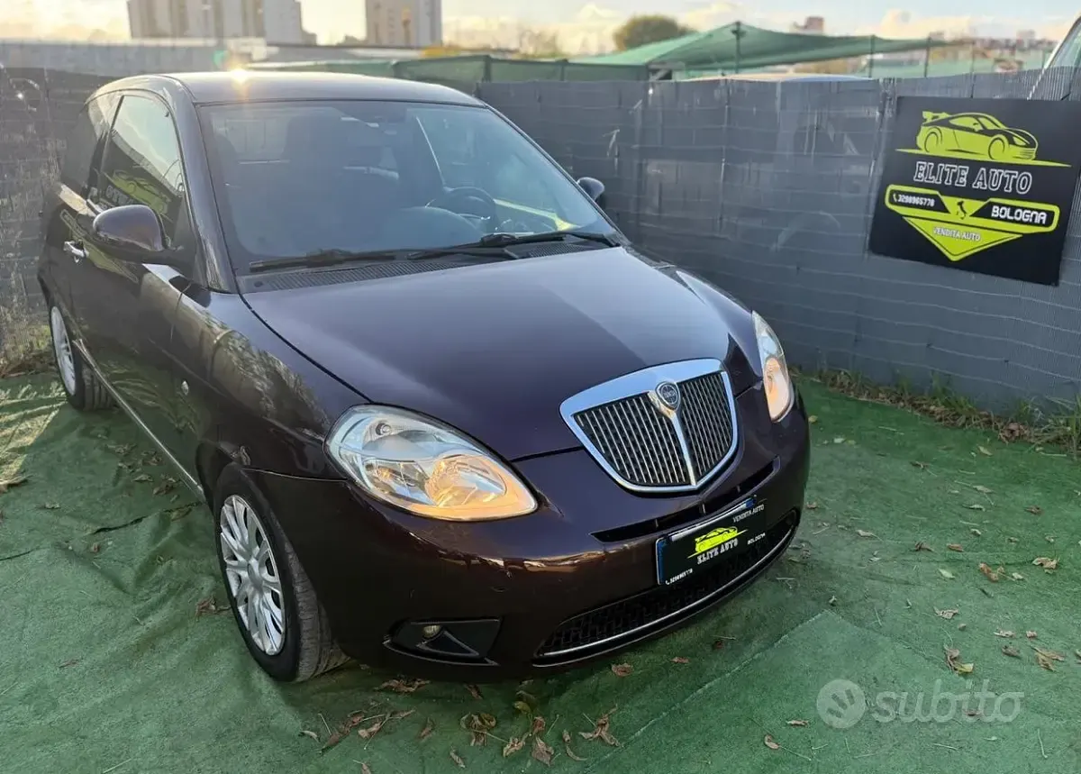 Usata Lancia Ypsilon 77 CV (56 kW) 2011 Viola Utilitaria