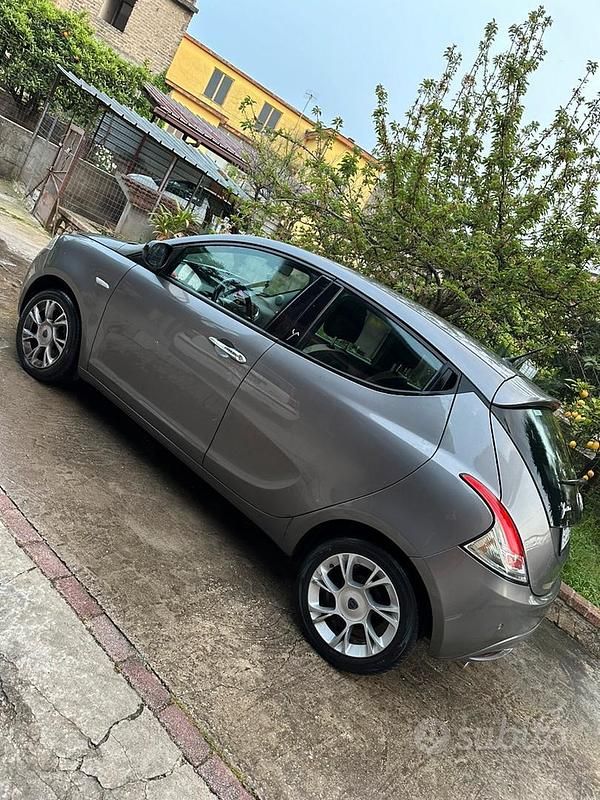 Usata Lancia Ypsilon 95 CV (69 kW) 2016 Grigio Utilitaria
