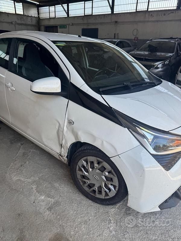 Usata Toyota Aygo Business Edition 69 CV (50 kW) 2018 Bianco Utilitaria