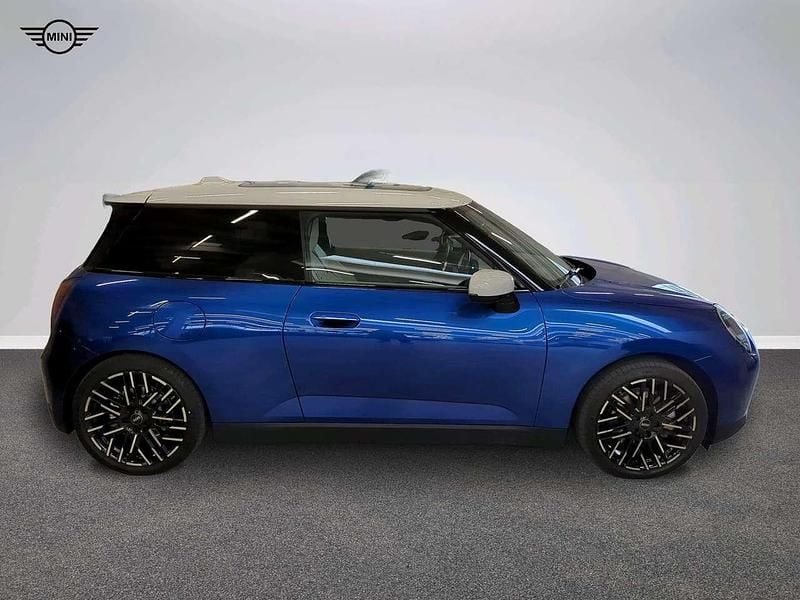 Usata Mini Cooper SE Favoured 160 kW (218 CV) 2025 Blu/azzurro Utilitaria