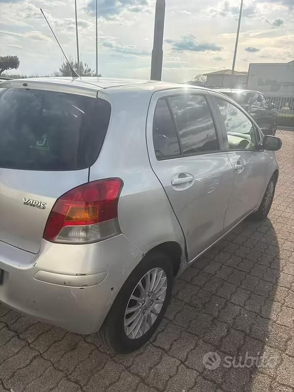Usata Toyota Yaris 87 CV (63 kW) 2009 Grigio Utilitaria