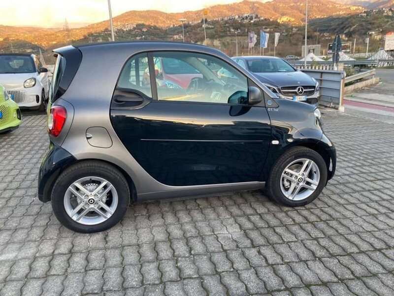 Usata Smart ForTwo Electric Drive Pure 60 kW (82 CV) 2022 Nero Berlina