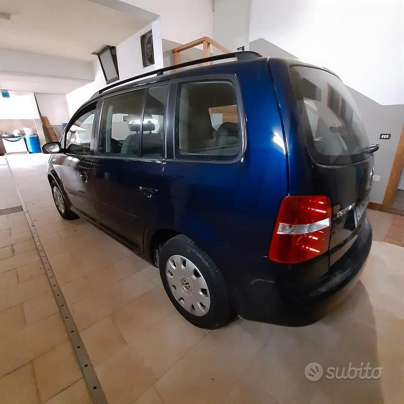 Usata VW Touran Trendline 101 CV (74 kW) 2004 Blu Monovolume