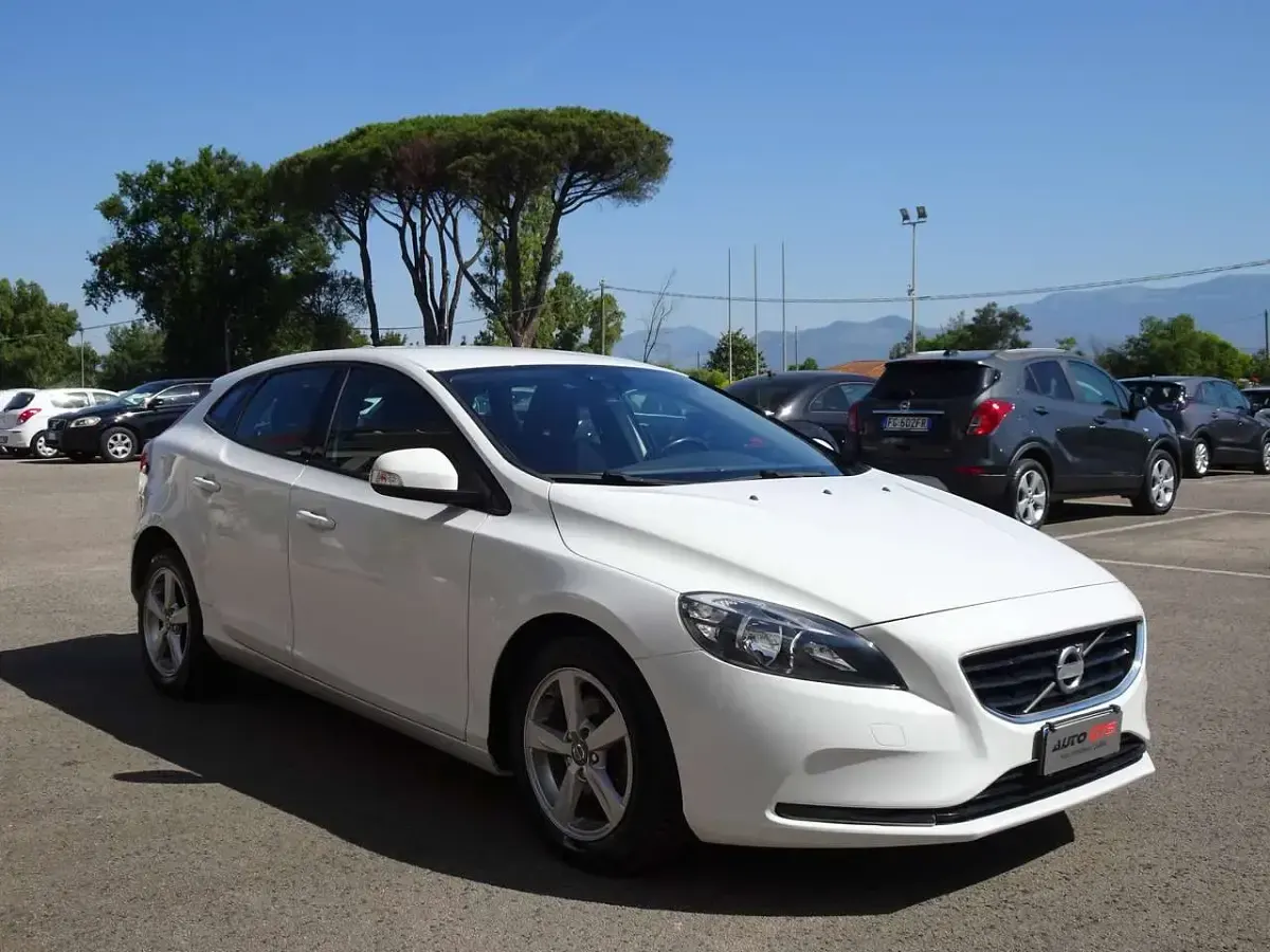 Usata Volvo V40 Kinetic 114 CV (83 kW) 2014 Bianco Berlina